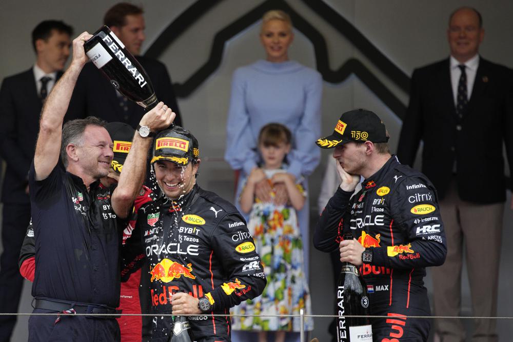 Checo Pérez festejando con Red Bull