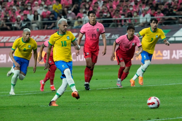 Neymar anota de penal por Brasil