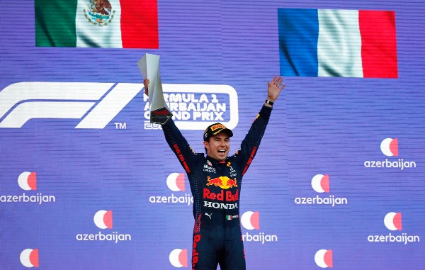 Checo Pérez celebra en el podio con Red Bull 