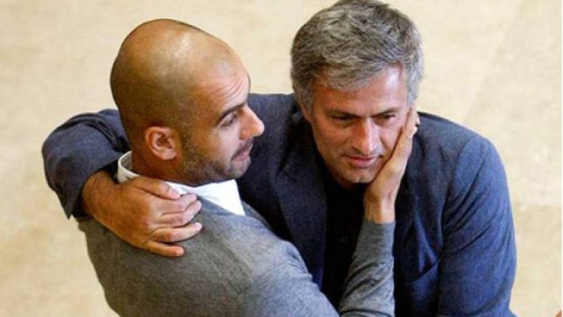 Guardiola y Mourinho saludándose