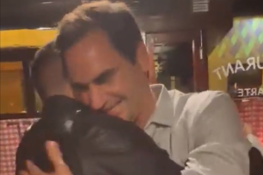 Roger Federer abrazando al fanático