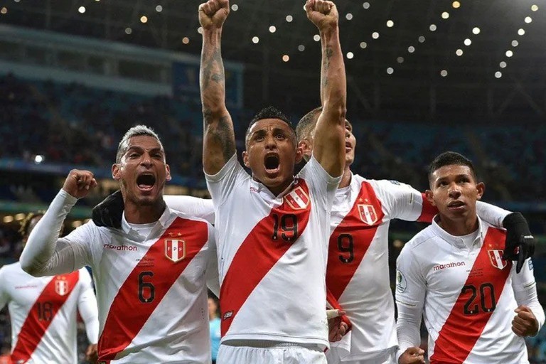 Jugadores de Perú en festejo de gol