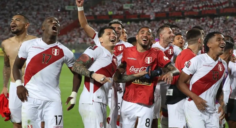 Jugadores de Perú festejando con la afición 