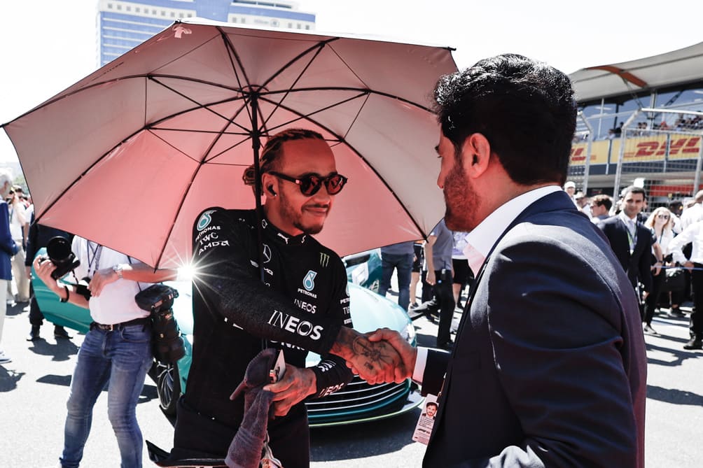 Lewis Hamilton junto a Mohammed ben Sulayem