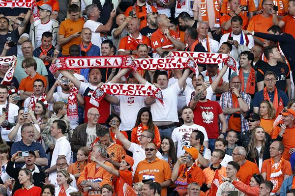 Aficionados de Polonia y Países Bajos durante partido de Nations League