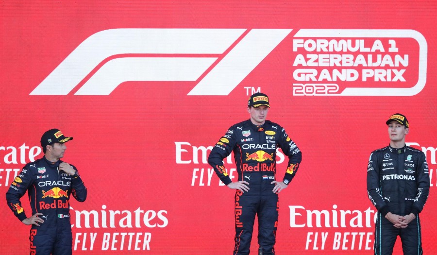 Sergio Pérez y Max Verstappen de Red Bull en el podio del GP de Azerbaiyán