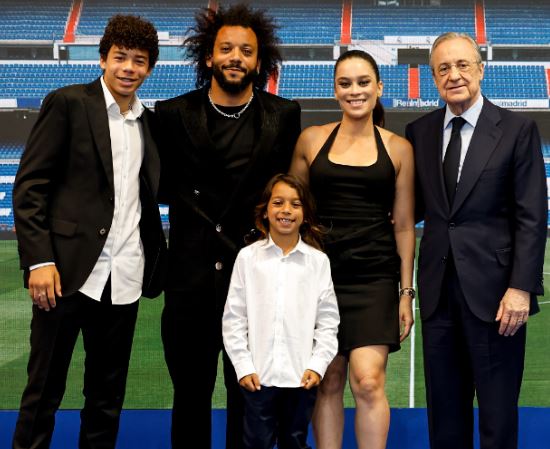 Marcelo posa con su familia en su despedida del Real Madrid