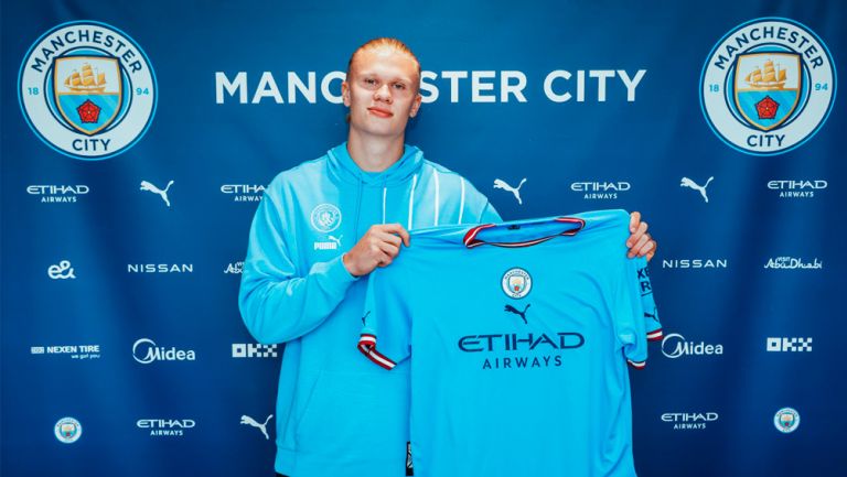 Erling Haaland posa con el jersey del Manchester City