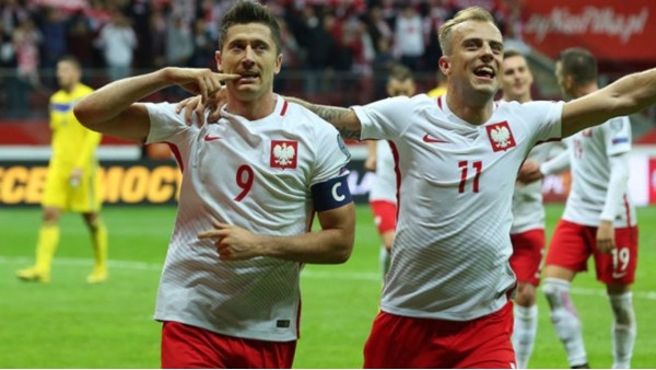 Polonia celebra durante partido