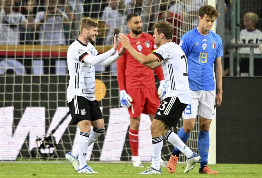 Müller y Werner festejan un gol