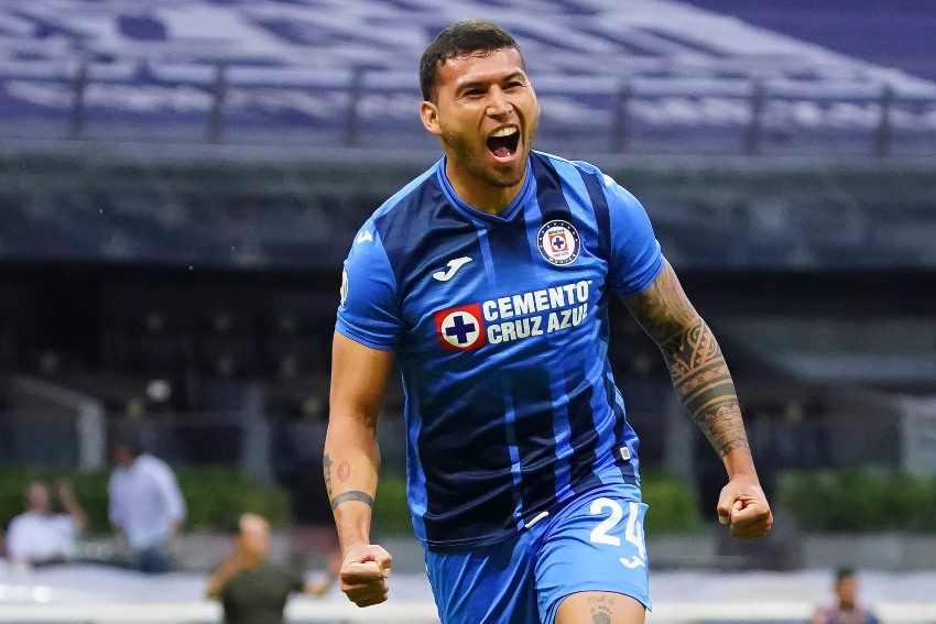 Juan Escobar celebrando un gol con Cruz Azul