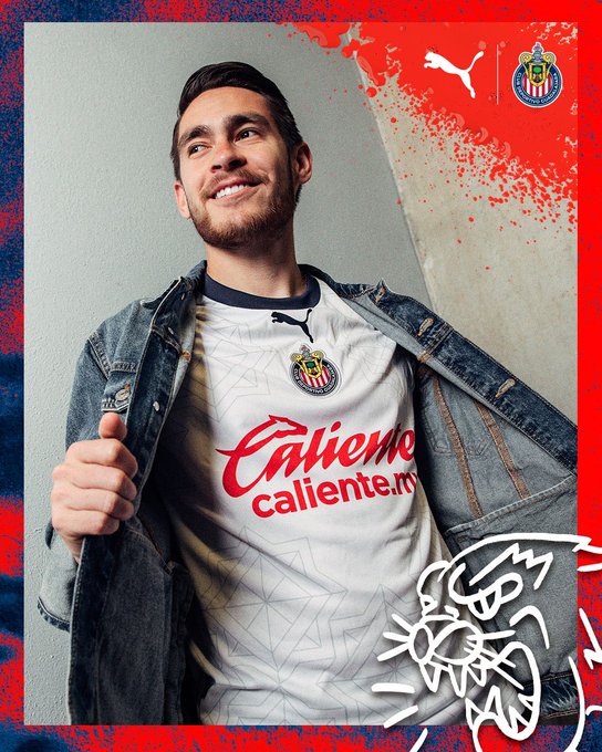Angulo con el nuevo jersey de Chivas para el Apertura 2022