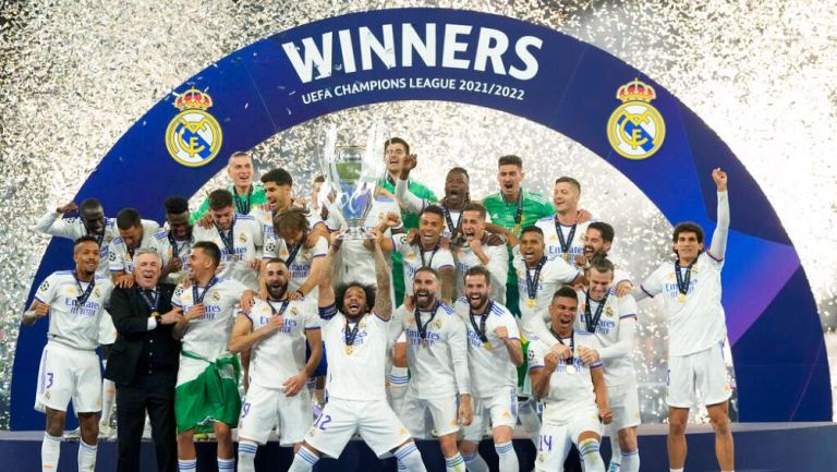 Real Madrid levantando el título de la UEFA Champions League