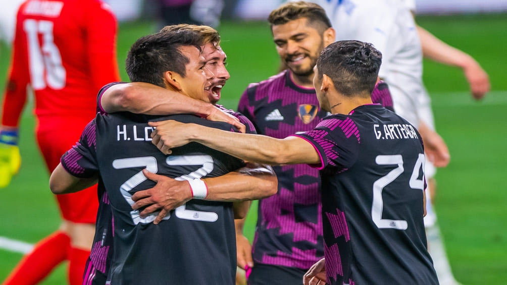 La Selección Mexicana festeja un gol ante Islandia