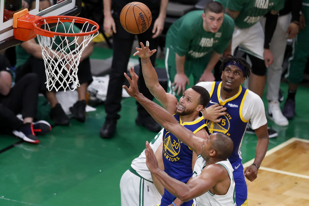Curry en la pintura durante Las Finales NBA