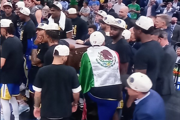 Juan Toscano-Anderson celebra con los Golden State Warriors