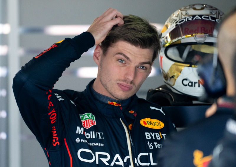 Max Verstappen previo a salir a la pista para la primera sesión de práctica