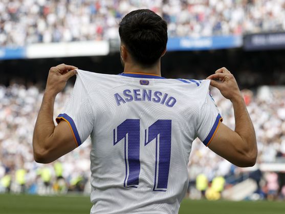 Marco Asensio mostrando su jersey a la afición