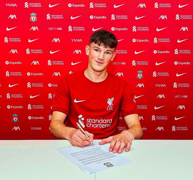 Calvin Ramsay firmando por el Liverpool