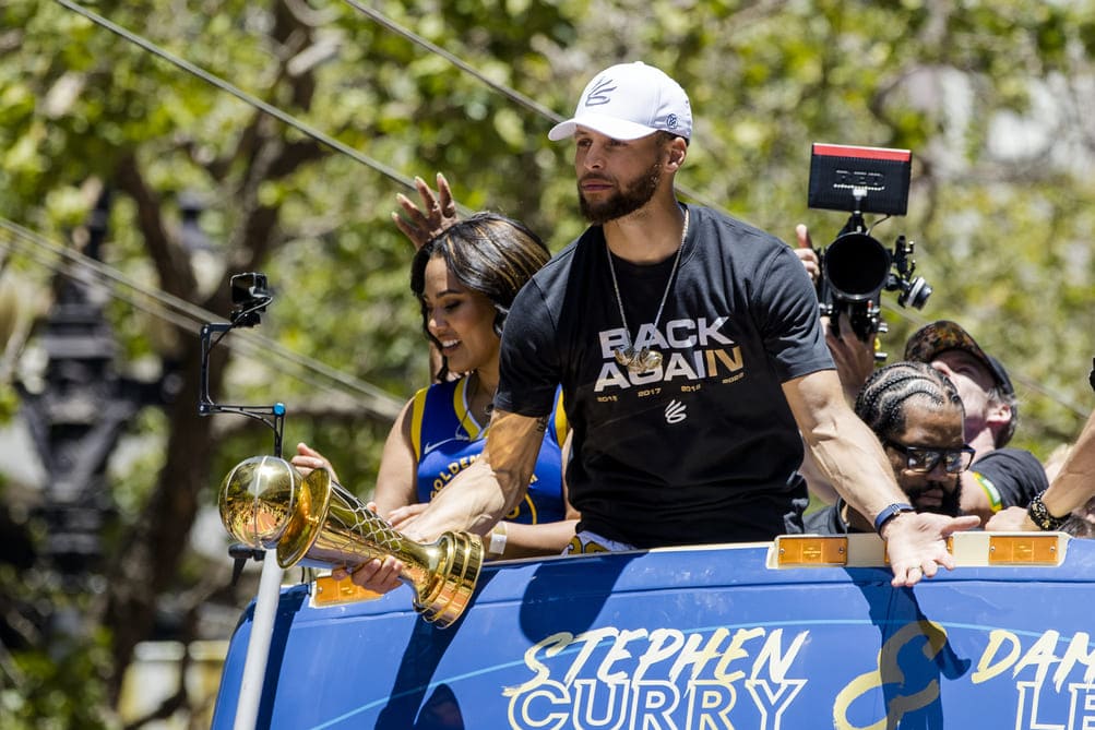 Stephen Curry en el desfile de campeón