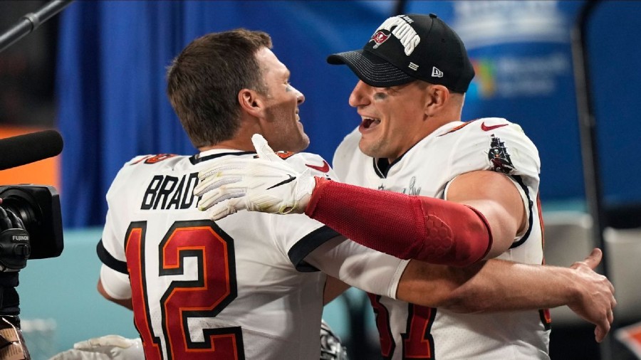 Brady y Gronkowski festejando con Tampa Bay