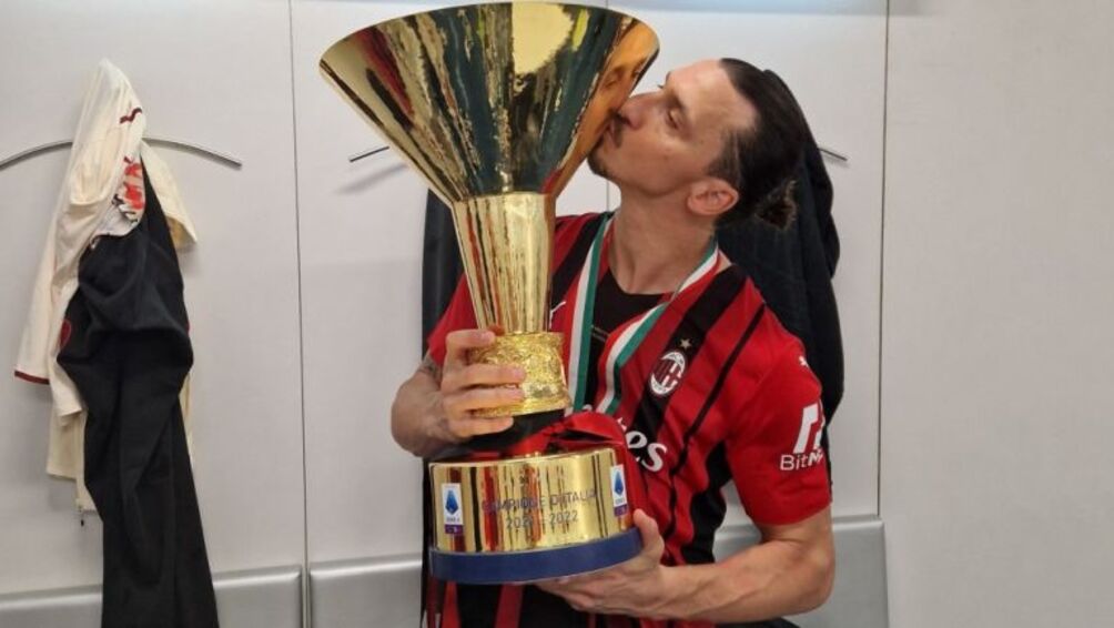 Zlatan con el trofeo de la Serie A