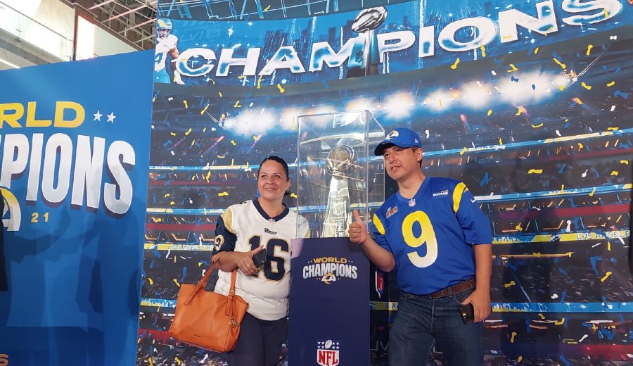Aficioandos de Rams con el trofeo de la NFL