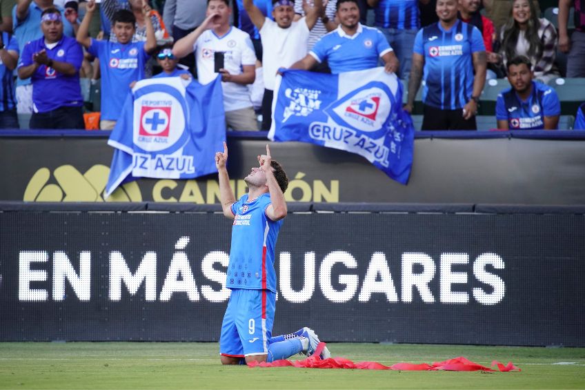 Santiago Giménez festejando un gol