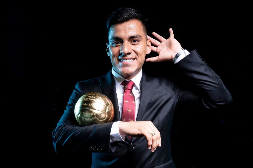 Aldo Rocha con su Balón de Oro