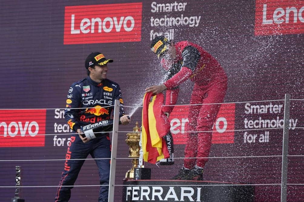 Checo Pérez festeja con Carlos Sainz el podio en Silverstone
