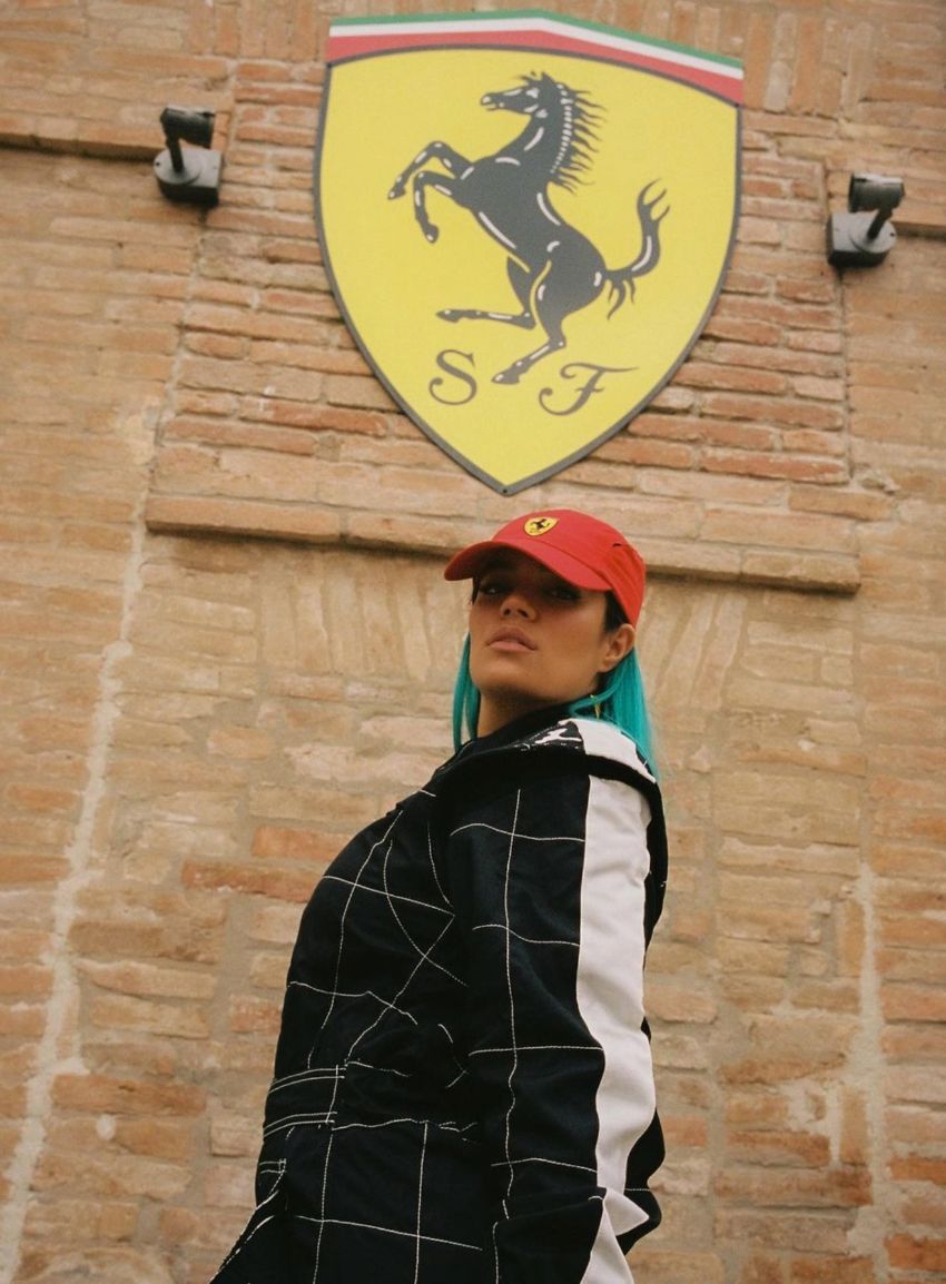 Karol G en Italia con Ferrari