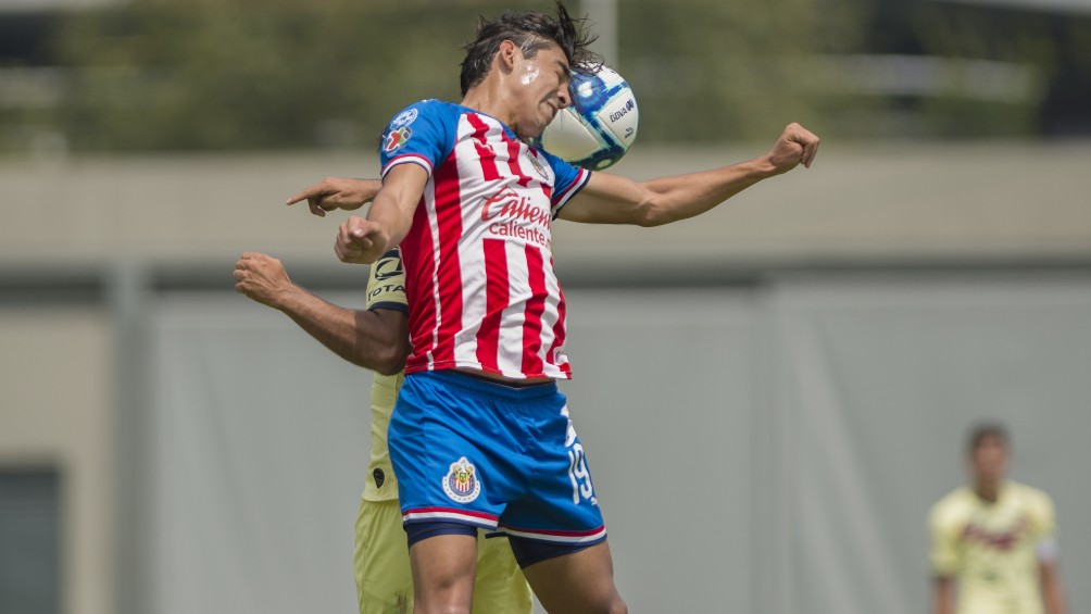 Benjamín Sánchez disputando un balón