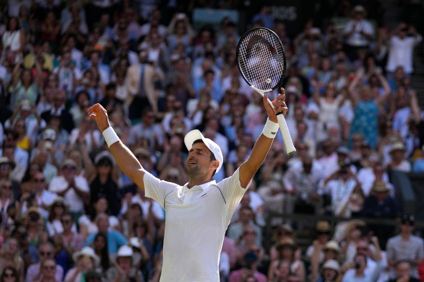 Novak Djokovic festejando su victoria en Wimbledon