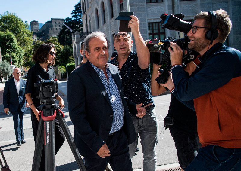 Michel Platini rodeado de representantes de los medios