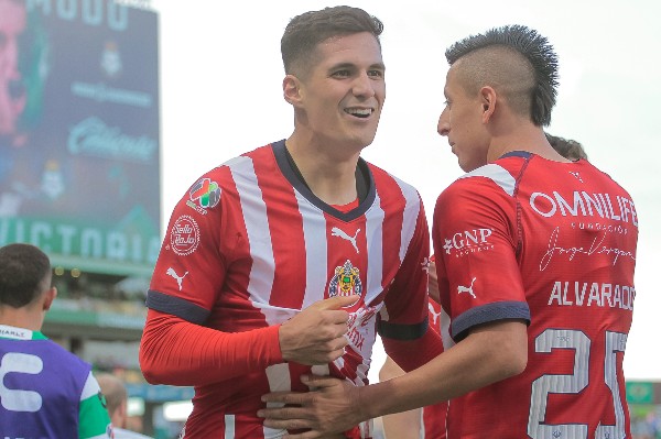 José González festaja gol junto a Piojo Alvarado