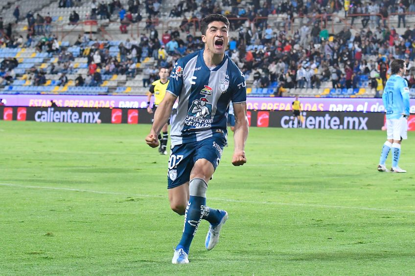 Nicolás Ibáñez festejando un gol