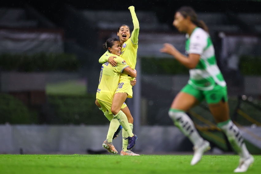 Kiana Palacios celebrando su gol vs Santos