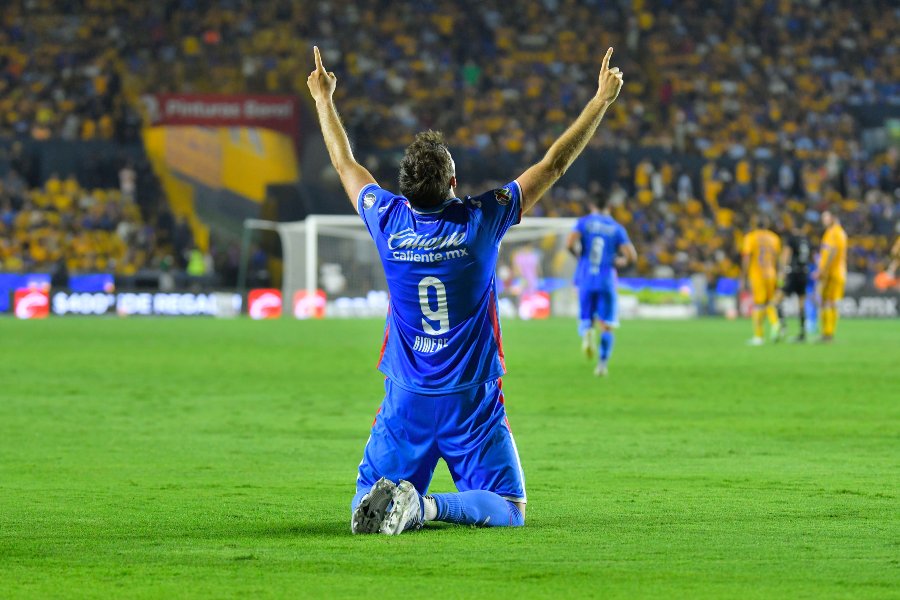 Santiago Giménez celebrando un gol con Cruz Azul