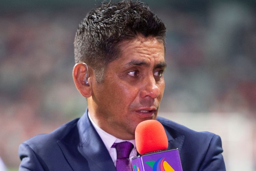 Jorge Campos durante una transmisión de TV Azteca