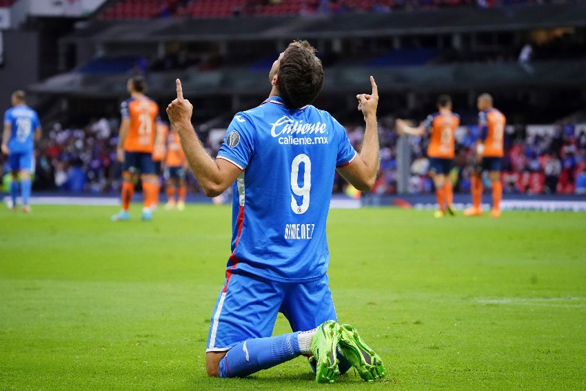 Santi Giménez celebrando un gol con Cruz Azul