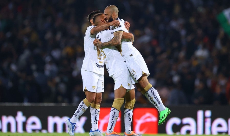Alves celebra el gol de Freire