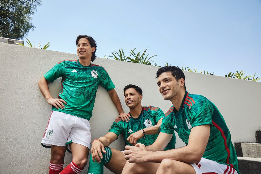 Lainez en la presentación de la nueva playera de México para Qatar 2022