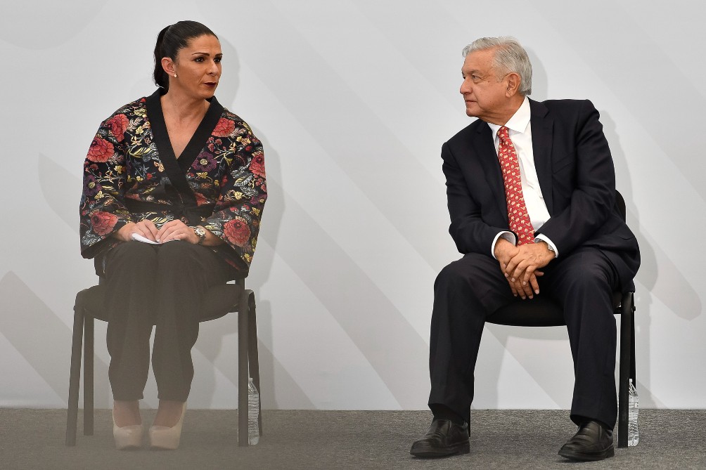 Ana Guevara junto a Andrés Manuel López Obrador