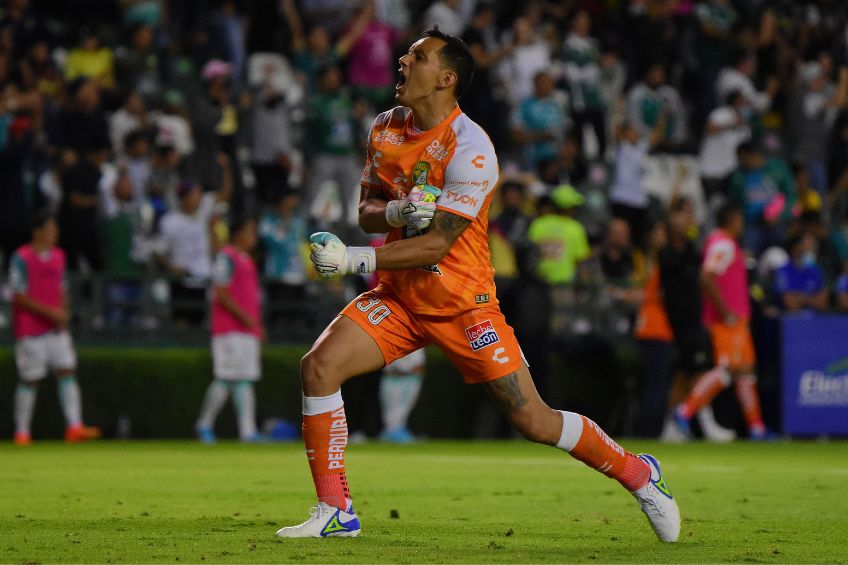 Rodolfo Cota festejando un gol