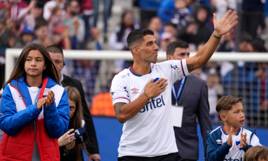 Luis Suárez con la playera del Nacional