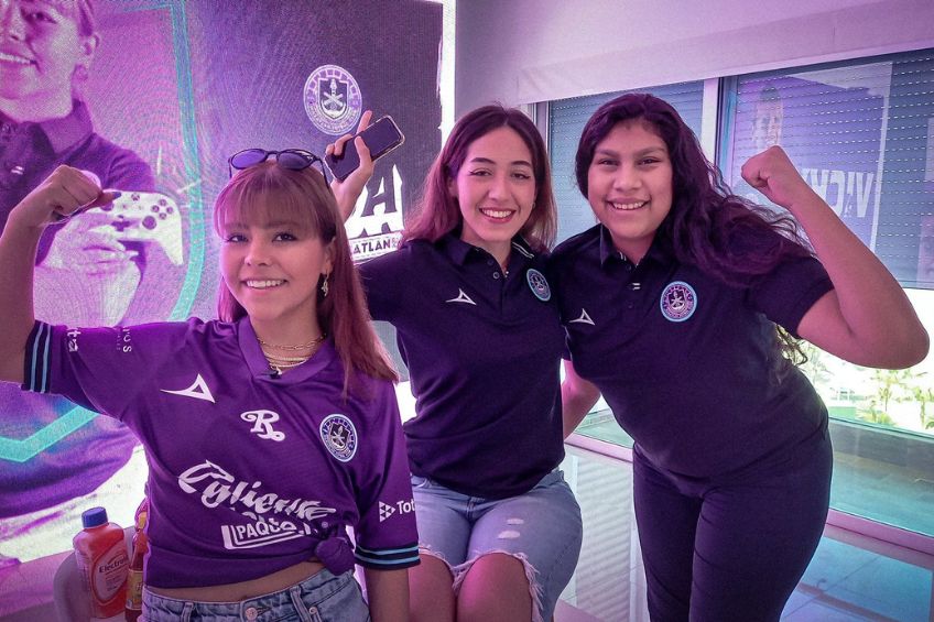 Jugadoras de Mazatlán FC previo a un partido de la eLiga MX
