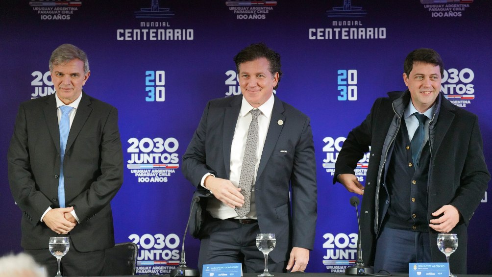El presidente de la CONMEBOL Alejandro Domínguez, el presidente de la federación uruguaya Ignacio Alonso y el ministro de Deportes uruguayo Sebastián Bauza