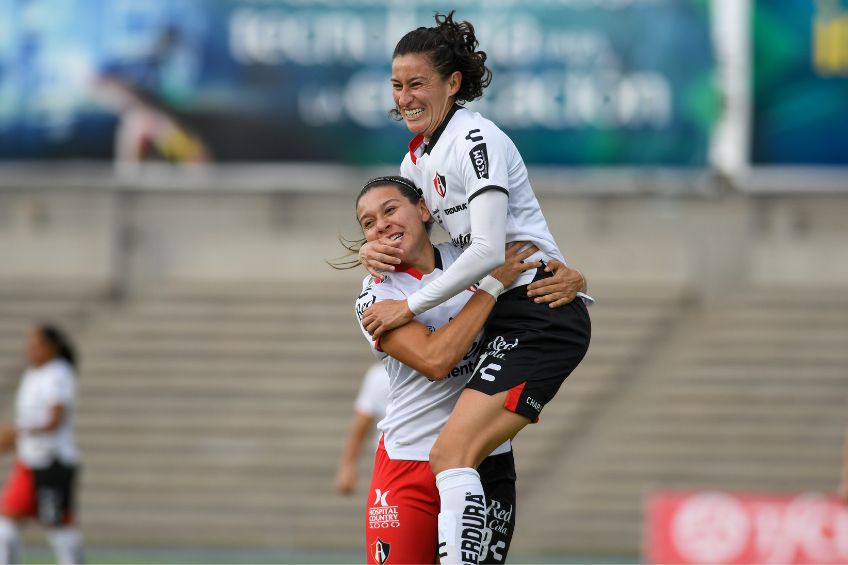 Norma Palafox y Tania Morales festejando un gol