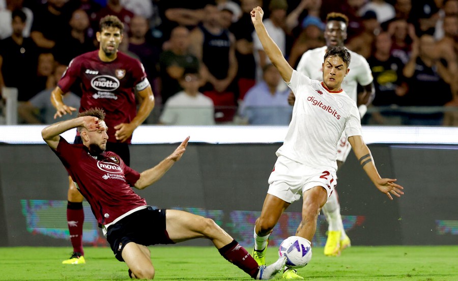 Paulo Dybala disputa el balón en juego de la Roma ante Salernitana