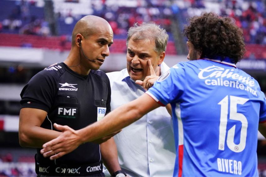 Diego Aguirre durante un partido de Cruz Azul